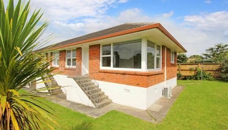 Tidy two bedroom unit with lock up garage - Photo 4