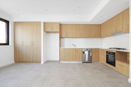 Near new, 2 bedroom apartment available - Photo 5