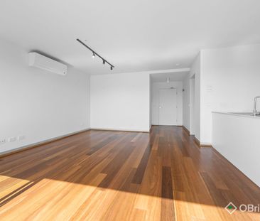 Light-Filled One Bedroom Apartment in Prime Location - Photo 2