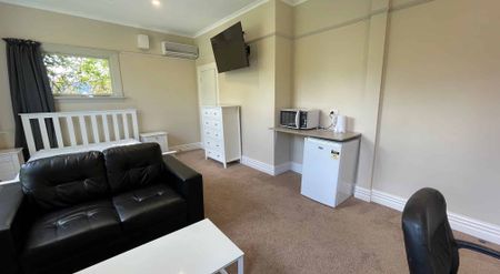 Spacious Fully Furnished Ensuite Room - Photo 4