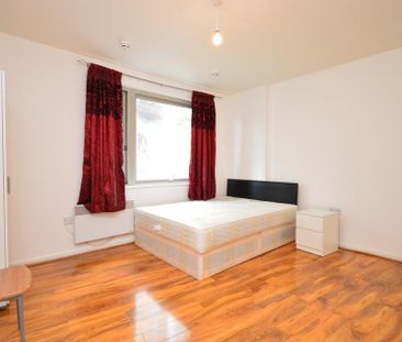 1 bedroom in a flat share to rent - Photo 1