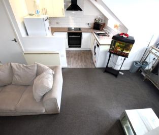 2 bedroom Flat in Flat 28, Leeds - Photo 3