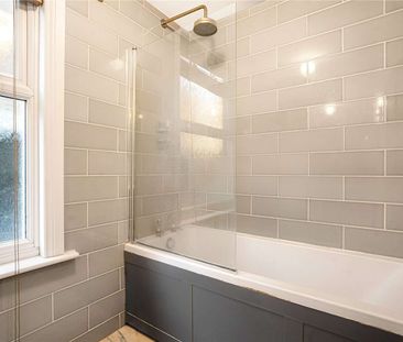 One bedroom flat within a period conversion with private garden. - Photo 2