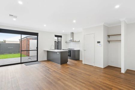 Modern home in new Lakelands. - Photo 3