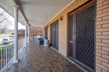 TWO BEDROOM UNIT CLOSE TO SHOPS - Photo 4