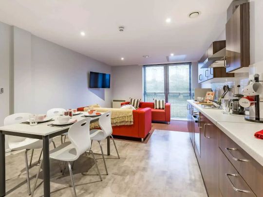 7 Bed Club Ensuite - Photo 1