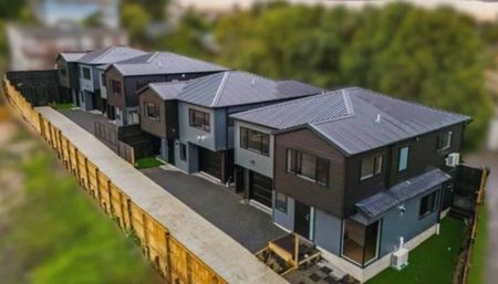 Spacious 5-Bedroom Massey Home – Luxury Living with a Unique Touch - Photo 5