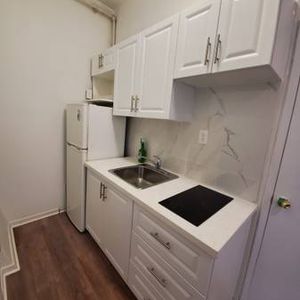 Toronto Bachelor Apt Available Utility Inclusive - Photo 2