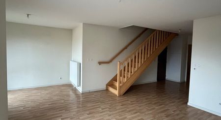 Secteur Mézières, situé au 2ème et dernier étage d'un immeuble sécurisé, disponible à la location un appartement de type 5 en dupex de 99m² comprenant : - Photo 4