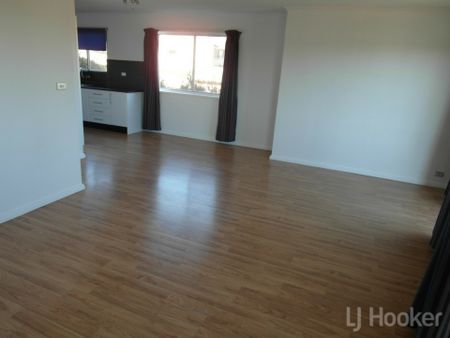 Spacious 2 Bedroom Unit - Photo 4