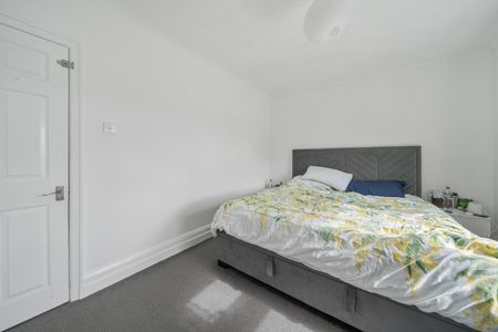 Kidbrooke Lane, London, SE9 - Photo 2
