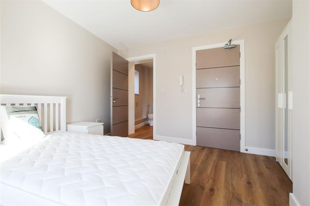 Room 5, High Street, Cherry Hinton, Cambridge - Photo 1