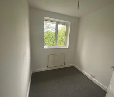3 bedroom end of terrace house to rent - Photo 2
