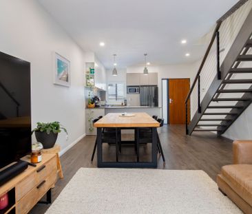 Gorgeous 3 Bedroom Townhouse with 2 Living Areas! - Photo 2