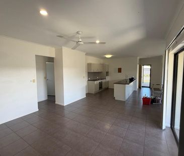 4 Bedroom Lowset Home in Edmonton - Photo 3