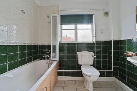 4 bedroom detached house to rent - Photo 3