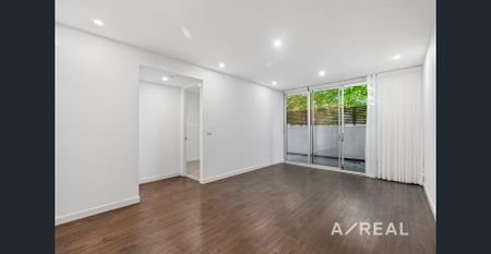 A modern two bedroom apartment . - Photo 2