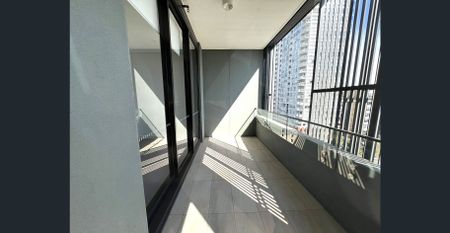 Modern One Bedroom Apartment with Study in Prime Waterloo Location - Photo 4