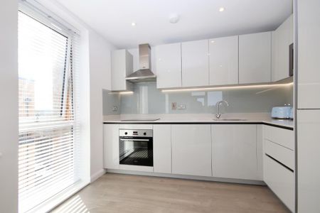 2 bedroom Apartment to let - Photo 2