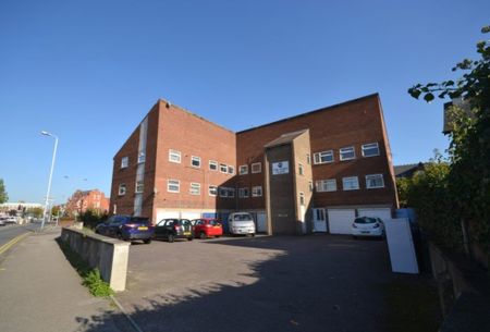 3 Bed Flat, Loughborough Road, NG2 - Photo 2