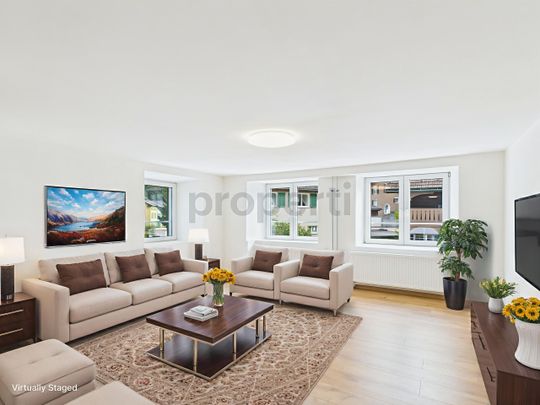 Generous corner townhouse with studio, sunny balcony and mountain view - Foto 1