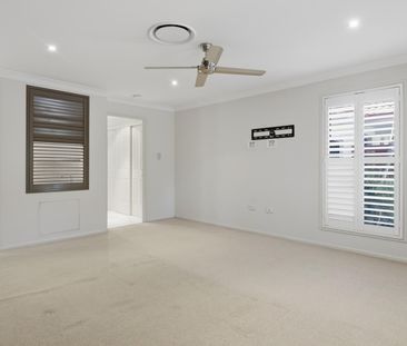 THIS HOME HAS IT ALL - POOL, SHED & MULTIPLE LIVING AREAS - Photo 5