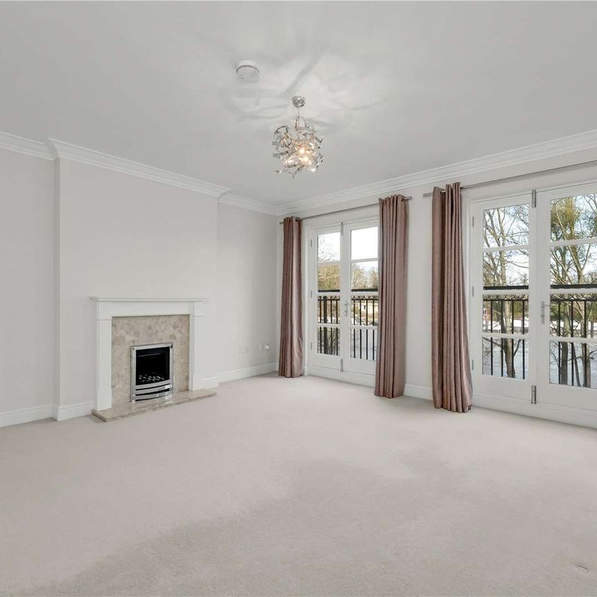 A stunning contemporary three bedroom family home with picturesque River Thames views, located only 0.7 miles from Hampton Court Palace. - Photo 1