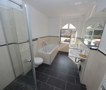 Denkmalgeschützte Altbauwohnung mit Fußbodenheizung und Parkett - Photo 1