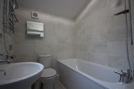 1 bedroom Flat to let - Photo 5