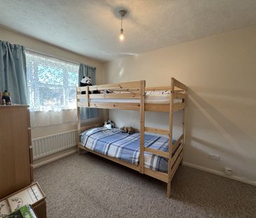 Lyon Close, Crawley, Maidenbower - Photo 5