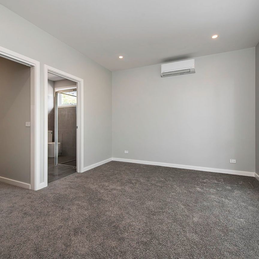 Luxurious townhouse, heart of Blackburn South - Photo 1