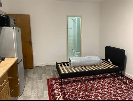 Studio Flat, Wesley Avenue, NW10 - Photo 1