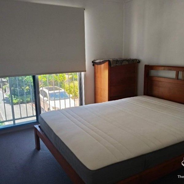 THOWNHOUSE IN FAMILY-FRIENDLY NOTTINGHAM SQUARE Furnished - Photo 1