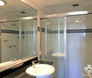 Modern Apartment in the Heart of Chatswood - Photo 2