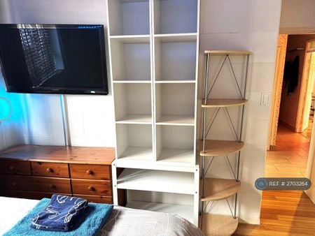 3 bedroom flat to rent - Photo 4