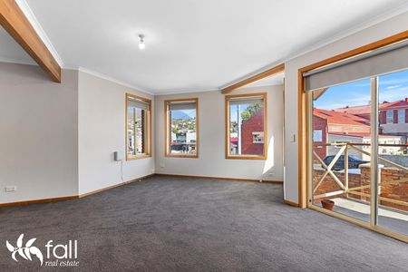 Spacious Townhouse, Central Location - Photo 4