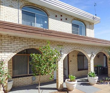 Fully Furnished 5 Bedroom Home with Pool in South Dubbo - Photo 1