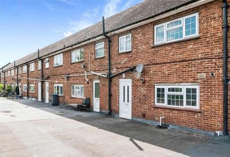 N North Parade, Chessington, Surrey, KT9 - Photo 2