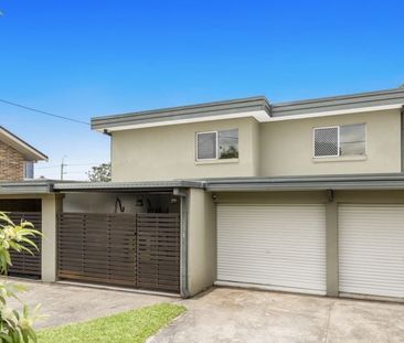 Bright & Airy 3-Bedroom Home – Walk to the Broadwater and Local Ame... - Photo 2