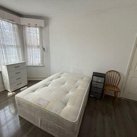 Room in a Shared House, Grosvenor Road, IG1 - Photo 4