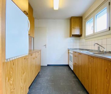 "Grossräumige, helle Wohnung mit Balkon und herrlicher Aussicht" - Photo 1