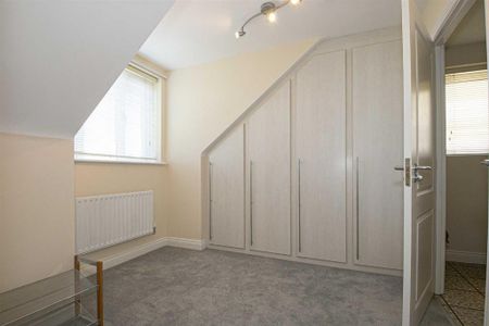 4 bedroom semi-detached house to rent - Photo 2