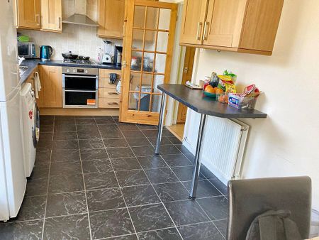 3 bedroom semi-detached house to rent - Photo 5