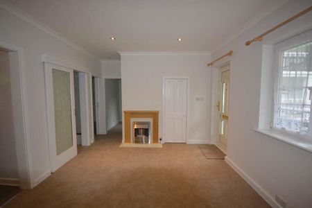 Drummond Gardens, Epsom, Surrey, KT19 8RP - Photo 2