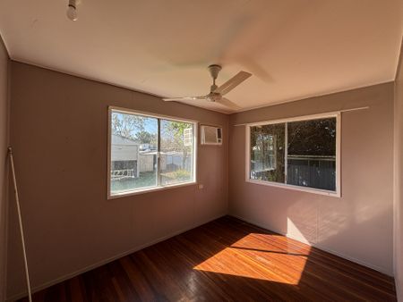 3 Bedroom Family Home with Two Bay Shed ! - Photo 2