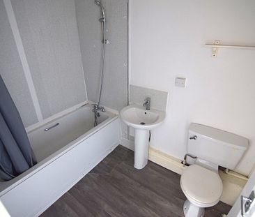 To Let 1 Bed Flat - Photo 2