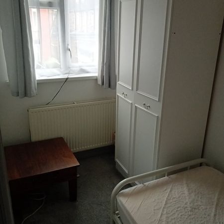 Room in a Shared House, Heald Place, M14 - Photo 3