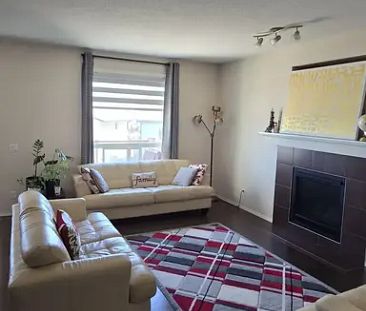 FURNISHED 3 Bed, 2.5 Bath, Attached 2-Car Garage, Loft, Backyard & Central AC | Calgary - Photo 1