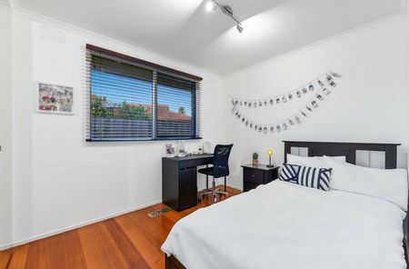 Comfortable Family Living in a Quiet Court Setting - Photo 5