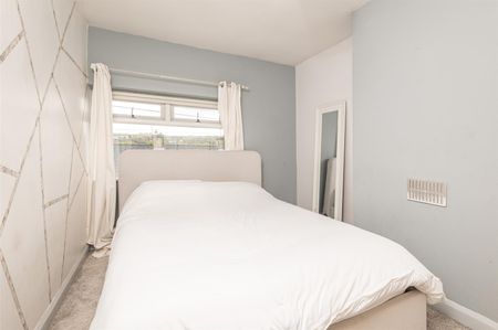 4 bed terraced house to rent in Lindwell Grove, Greetland, Halifax - Photo 3